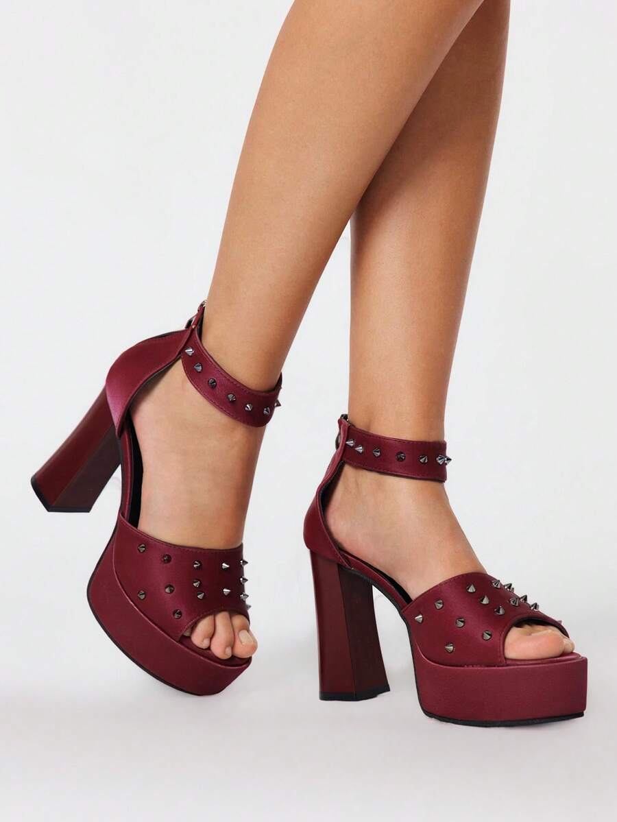 ROMWE Grunge Punk Sandálias de Salto Alto Femininas com Tema de Rebites e Fivela, Sapatos de Festa Góticos Punk Rock Y2K de Verão com Bico Aberto - Vinho - Visão 1