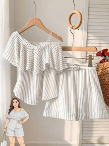 SHEIN LUNE Bộ đồ 2 món dành cho nữ cỡ lớn: Áo hai dây lệch vai phối sọc tương phản, viền bèo nhún bất đối xứng, kèm quần short ống rộng thắt eo bằng khóa kim loại. - Đen và trắng - Xem 4