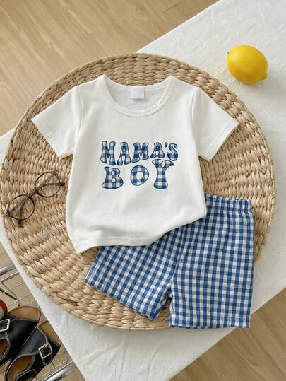 SHEIN Bộ 2 món cho bé trai gồm áo in họa tiết và quần short kẻ caro thời trang, thích hợp cho kỳ nghỉ, mùa hè, du lịch, đi học, lễ hội.