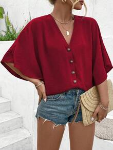 SHEIN Holidaya 大码女式优雅纯色提花V领插肩袖纽扣装饰沙滩度假风2025春夏新款百搭衬衫，设计细节精美 - 紅色 - 查看 1
