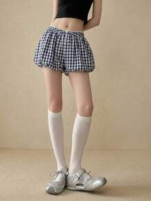 SHEIN Unity Quần short mùa hè mới, họa tiết kẻ caro xanh trắng, viền ren ở eo, lưng thun điều chỉnh được, có nút cài trang trí, gấu quần xếp ly dễ thương, phong cách retro sinh viên đa năng, phù hợp cho công sở, thường ngày, dự tiệc, đám cưới và mặc hàng ngày. - Đen và trắng - Xem 4
