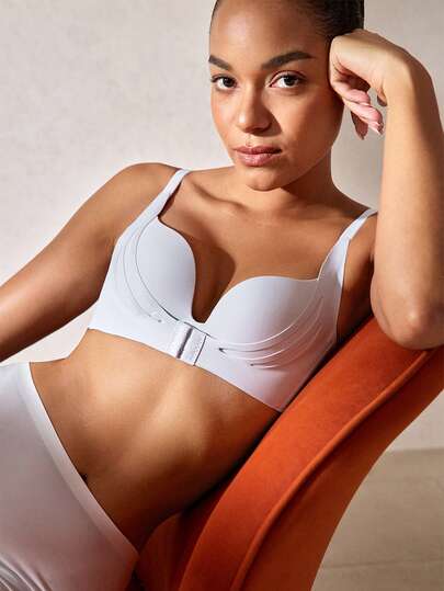 浅蓝色女士超级乳沟聚拢文胸，小罩杯尺寸带来更大的胸部外观