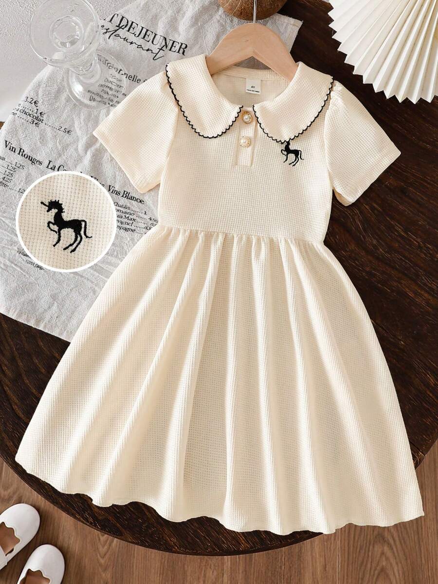 SHEIN Genkimix Kids 女童休閒公主洋裝,夏季返校 7 歲生日黑色圓弧飾邊彼得潘領刺繡小馬珍珠鈕扣可愛校園穿搭 - 杏色 - 查看 1
