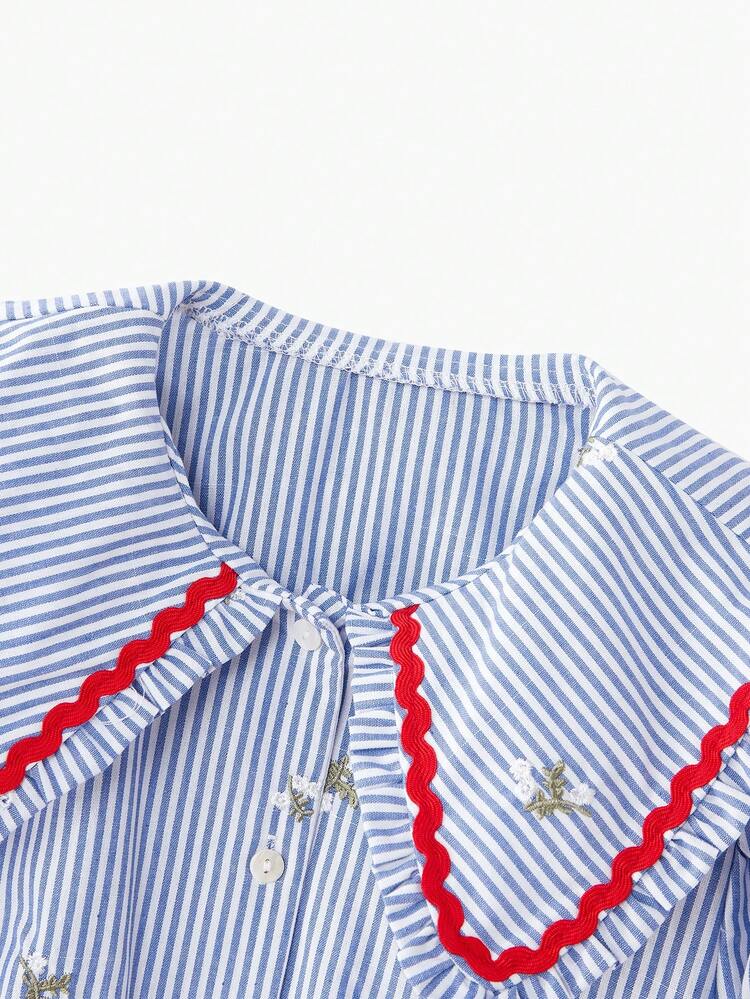 Blaues besticktes Hemd mit Oversized Kragen und kontrastierendem rotem Spitzenbesatz, Frühlings-Sommer-Stil