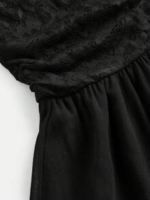 SHEIN Girlism 这款少女优雅黑色针织蕾丝透视露肩褶皱A字吊带连衣裙，适合正式场合、派对、生日、日常穿着、节日、家庭聚会和特殊活动，也可作为姐妹装，展现可爱优雅的复古时尚。它还适合返校季、优雅派对、约会、通勤、婚礼、生日派对、舞会、伴娘礼服、正式晚宴、盛会和毕业典礼等场合。 - 黑色 - 查看 4