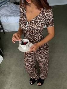 Napfluff Bộ đồ ngủ nữ bằng vải lụa mềm mại, cổ chữ V, tay ngắn, in họa tiết da báo, có gân, cài 3 nút. - Nhiều màu - Xem 5