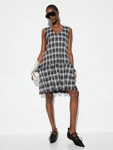 Aveloria GENKIRA Black And White Checkered,Summer,Casual,Vacation Women's Plaid Deconstruction Sleeveless V-Neck Loose Straight Dress,Pleated Hem,College Style - Black and White - View 3