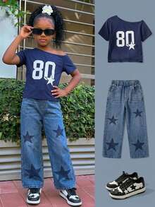 SHEIN 少女两件套。藏蓝色露肩短款T恤，饰有白色“80”数字和星星印花，美式休闲风格。蓝色阔腿牛仔裤，饰有深蓝色星星图案，宽松版型，街头甜美风。星星图案贯穿上下装，浑然一体。适合日常休闲穿着和外出活动。 - 藏蓝色 - 查看 9