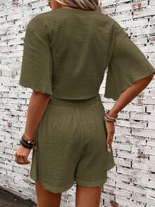 SHEIN Clasi Setelan Dua Potong Atasan Crop Top Lengan Kupu-kupu dengan Detail Lipatan di Bagian Depan dan Celana Pendek - Hijau Tentara - View 2