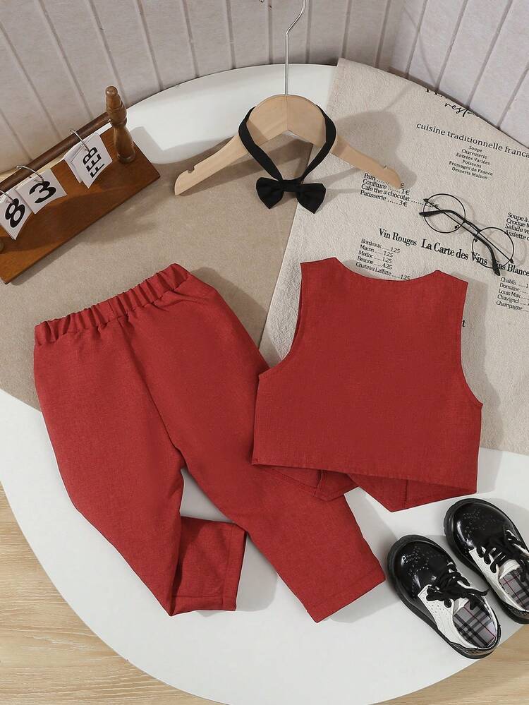 SHEIN 三件套男童绅士西装套装，双排扣马甲+休闲裤+黑色蝴蝶结（不含衬衫），时尚优雅帅气，面料舒适，适合春秋季穿着，是日常穿着、派对、婚礼、洗礼、演出、活动的理想之选。 - 紅色 - 查看 2