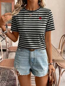 SHEIN Frenchy Áo thun tay ngắn cổ tròn ôm sát, phong cách tối giản, cổ điển, thanh lịch, đa năng, màu đen và xám sọc, có thêu hình trái tim, thích hợp cho đi biển, nghỉ mát, trang phục mùa hè cho nữ. - Nhiều màu - Xem 5