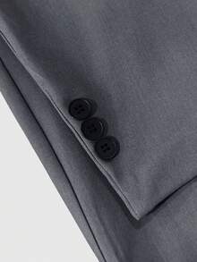 Manfinity Mode 男士商务休闲单排扣西装套装，包含外套和裤子，采用撞色黑色翻领设计，增添时尚感和层次感，适合日常通勤、商务场合、派对和宴会穿着。这套西装是男士衣橱中必备的百搭单品，也是送给男友或丈夫的绝佳礼物。 - 灰色 - 查看 4