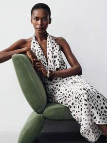 Aveloria Modichic 优雅的数码印花连衣裙，象牙色底色点缀黑色圆点，现代时尚风格，适合正式派对、浪漫约会、盛大晚宴、度假晚餐和特殊场合，展现性感魅力和时尚优雅。高贵优雅的露背性感不对称金属扣装饰细肩带修身连衣裙。 - 彩色 - 查看 1