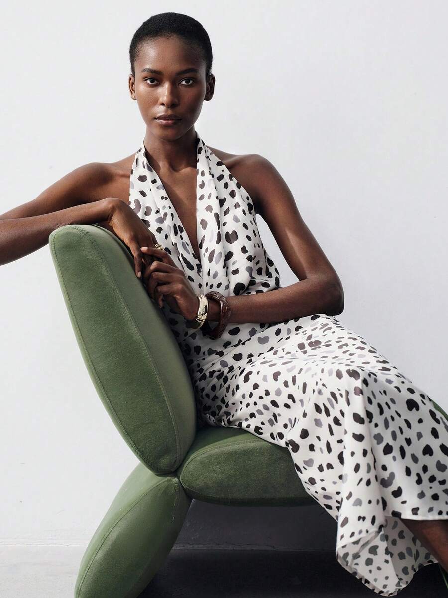 Aveloria Modichic 优雅的数码印花连衣裙，象牙色底色点缀黑色圆点，现代时尚风格，适合正式派对、浪漫约会、盛大晚宴、度假晚餐和特殊场合，展现性感魅力和时尚优雅。高贵优雅的露背性感不对称金属扣装饰细肩带修身连衣裙。 - 彩色 - 查看 1