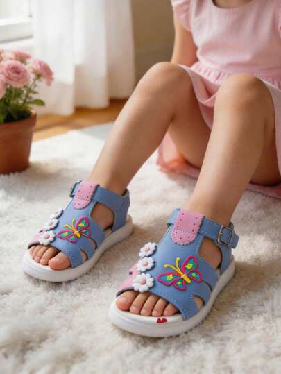 Sandalia infantil azul cielo y rosa con mariposa decorativa, flores y hebilla ajustable