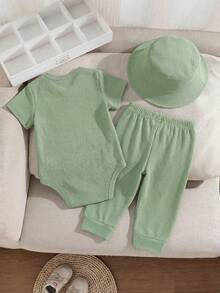 SHEIN Playful Pals Bộ 3 món cho bé trai sơ sinh: Áo liền quần kiểu Anh cổ điển màu xanh lá nhạt, hở vai, quần cạp chun và mũ in hình, size 3-12 tháng. - Màu xanh Ô liu - Xem 2