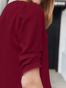 BizChic 女士纯红色翻领短袖衬衫，简约优雅商务休闲办公服饰，适合工作、通勤、教师制服等场合。 - 酒紅色 - 查看 5