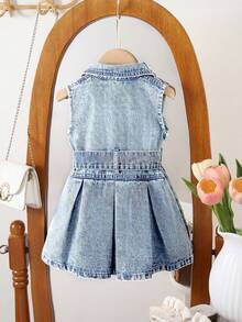 SHEIN Playful Pals 女童无袖牛仔连衣裙，复古风，适合春秋/春夏穿着，中蓝色牛仔布，翻领设计，两侧对称口袋，腰部系带可调节松紧，面料柔软舒适，适合派对、上学、通勤、日常穿着。 - 淺色水洗藍 - 查看 3