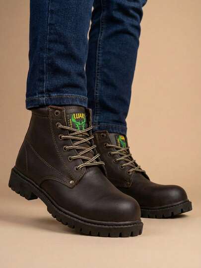 Botines de trabajo café para hombre con casco de acero y suela de goma resistente y cierre de cordones. Botines clásicos de construcción con casco de acero para hombre con detalles de costura y suela robusta, ideales para uso diario en labores de obra