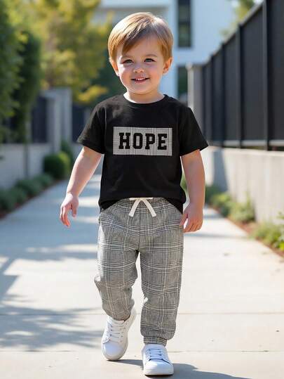 SHEIN 2件套儿童/青少年男童休闲运动学院风圆领短袖T恤和格子梭织裤套装，适合春、夏、秋季穿着。