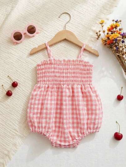 SHEIN Vintaside Kids Bộ áo liền quần mùa hè mới cho bé gái, kiểu dây mảnh, buộc dây trước và sau, đáy quần hở, gấu áo co giãn, vải kẻ caro hồng, kiểu dáng dễ thương và thời trang, thích hợp mặc ngoài trời.