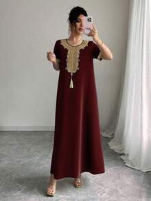 SHEIN PETITE 女士长款纯色连衣裙，圆领短袖，蕾丝边饰和流苏吊坠点缀，适合日常通勤 - 棕色 - 查看 4
