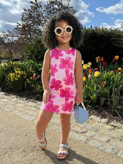 女童粉色针织可爱碎花吊带修身连衣裙，休闲时尚，百搭，适合派对、郊游、姐妹合照、公园、露营、度假、日常休闲等场合。