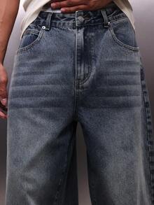 PLAYBOY X SUMWON Quần jeans nam dáng rộng, chất liệu denim mài, có chi tiết rách và logo thương hiệu ở túi sau. - Màu xanh lam - Xem 7
