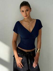 Aloruh 女士纯色交叉裹身短袖修身夏季T恤，性感蕾丝透视后背设计 - 藏蓝色 - 查看 5