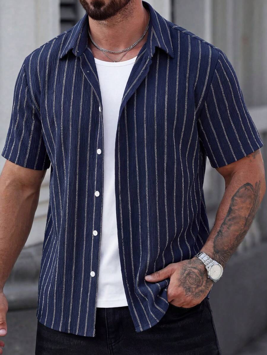 Manfinity CasualCool 男士条纹单排扣休闲短袖衬衫 - 寶藍色 - 查看 1