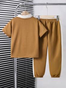 SHEIN Streecool Kids 男童休闲Polo衫套装（2件套），上衣采用撞色拼接设计，并饰有织唛，裤子采用撞色锥形裤腿设计，面料舒适，适合夏秋穿着。 - 棕色 - 查看 2