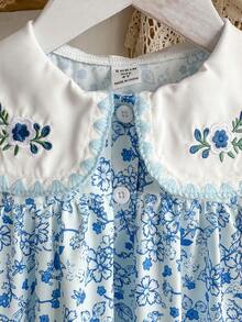 SHEIN Vintaside Kids Đầm trẻ trung, thời trang, năng động cho bé gái mùa xuân/hè, họa tiết thêu hoa tinh tế trên thân trước, cổ áo xếp ly màu tím, kết hợp với phần thân áo không tay in họa tiết hoa nhí màu tím, cài cúc phía trước, phù hợp với phong cách đồng quê dễ thương, nữ tính, thanh lịch và thoải mái, lý tưởng cho mặc hàng ngày, đi học, đi chơi, nghỉ lễ, dự tiệc mùa xuân/hè. Trang phục mùa hè. Đầm dự tiệc thanh lịch. Trang phục mùa hè. Đầm mềm mại. - Màu xanh Cadet - Xem 5
