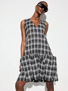 Aveloria GENKIRA Black And White Checkered,Summer,Casual,Vacation Women's Plaid Deconstruction Sleeveless V-Neck Loose Straight Dress,Pleated Hem,College Style - Black and White - View 5