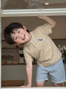 SHEIN Genkimix Kids 學院風夏季親子度假套裝 2件組 小男孩套裝，刺繡圖案立領 Polo 衫 + 條紋短褲，簡約學院風 - 卡其色 - 查看 3