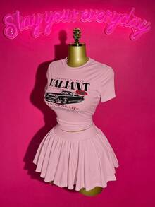 Slaydiva 2025春夏新款波西米亚音乐节休闲日常海滩度假派对街头风性感甜美可爱Y2K白色纹理弹力针织面料黑色复古汽车图案印花圆领短袖露脐紧身T恤搭配白色弹力腰褶皱迷你裙短裤两件套女装 - 粉色 - 查看 3