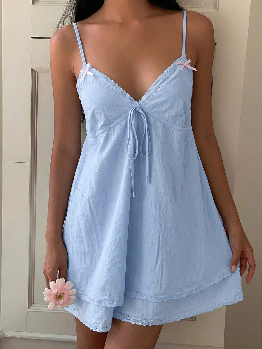 SHEIN EZwear 夏季编织女士A字吊带迷你连衣裙,蕾丝边饰蝴蝶结装饰,女士连衣裙,女士夏季连衣裙,女士沙滩裙,女士夏季套装,女士夏季服装,女士夏季连衣裙,娃娃裙,女士夏季连衣裙,度假装,女士度假连衣裙,浅蓝色连衣裙 - 淺藍色 - 查看 1