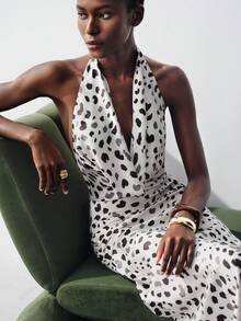 Aveloria Modichic 优雅的数码印花连衣裙，象牙色底色点缀黑色圆点，现代时尚风格，适合正式派对、浪漫约会、盛大晚宴、度假晚餐和特殊场合，展现性感魅力和时尚优雅。高贵优雅的露背性感不对称金属扣装饰细肩带修身连衣裙。 - 彩色 - 查看 5