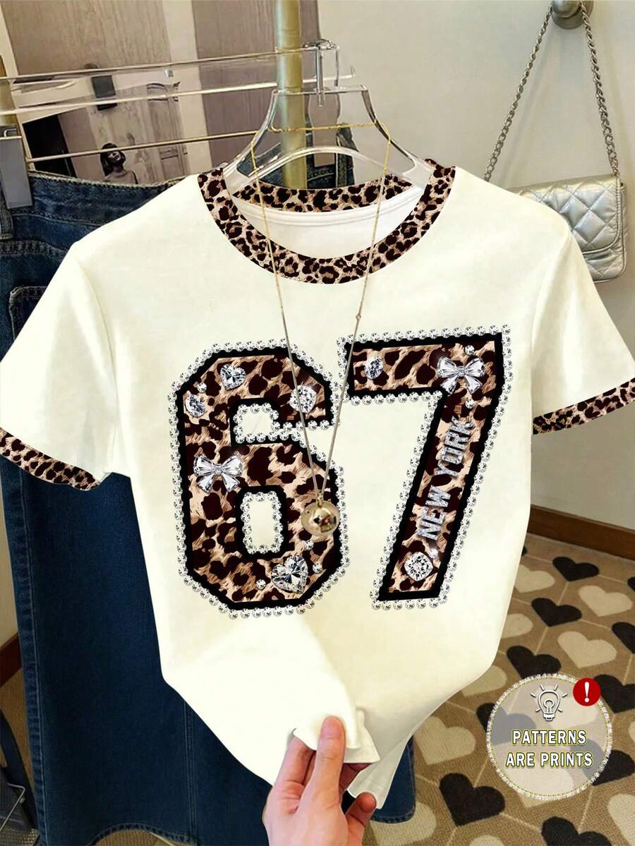 SHEIN 奶油白复古豹纹学院风67图案T恤，印有“67”、“嘟嘟”等趣味无意义的数字，适合年轻女孩穿着，简约休闲，圆领短袖设计，适合夏季、返校季穿着，展现2000年代风格。 - 彩色 - 查看 1