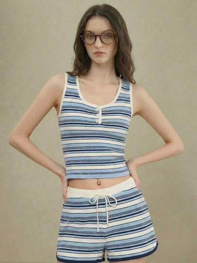 Muvela 海军蓝白条纹方领装饰纽扣吊带背心，搭配松紧腰带可调节抽绳蝴蝶结短裤，甜美复古学院风，百搭日常、聚会、下午茶、约会、优雅复古风、休闲办公、毕业典礼、圣帕特里克节、机场、暑假等场合皆宜。