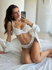 Aloruh Set de lencería de 2 piezas con sujetador con aros transparente y encaje de color contrastante, y tanga para mujer - Blanco - Ver 3