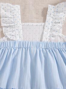 SHEIN 这款少女夏季浅蓝色花园风长款吊带连衣裙，采用梭织面料，A字版型，柔和的浅蓝色调搭配精致的吊带设计，裙摆上点缀着白色小花图案，宛如春日盛开的花朵。肩带的荷叶边设计巧妙可爱，更添甜美层次感。适合假日海滩玩耍、郊游、居家休闲、婚礼、生日、派对表演等各种场合。 - 彩色 - 查看 7