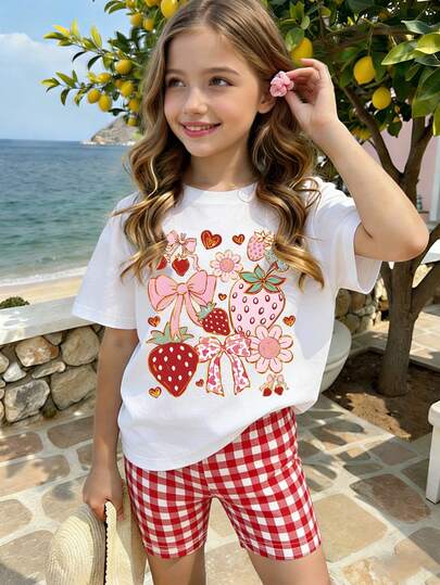 SHEIN 1 Set Tween Girls' Casual Sweet Summer Outfit, Strawberry & Bow Print White Short Sleeve T-Shirt Paired With Retro Red & White Plaid Bike Shorts, Eye-Catching Vacation Vibe T-Shirt Set With Strawberry Flower Bow Print Pattern, Suitable For Outing & Holiday