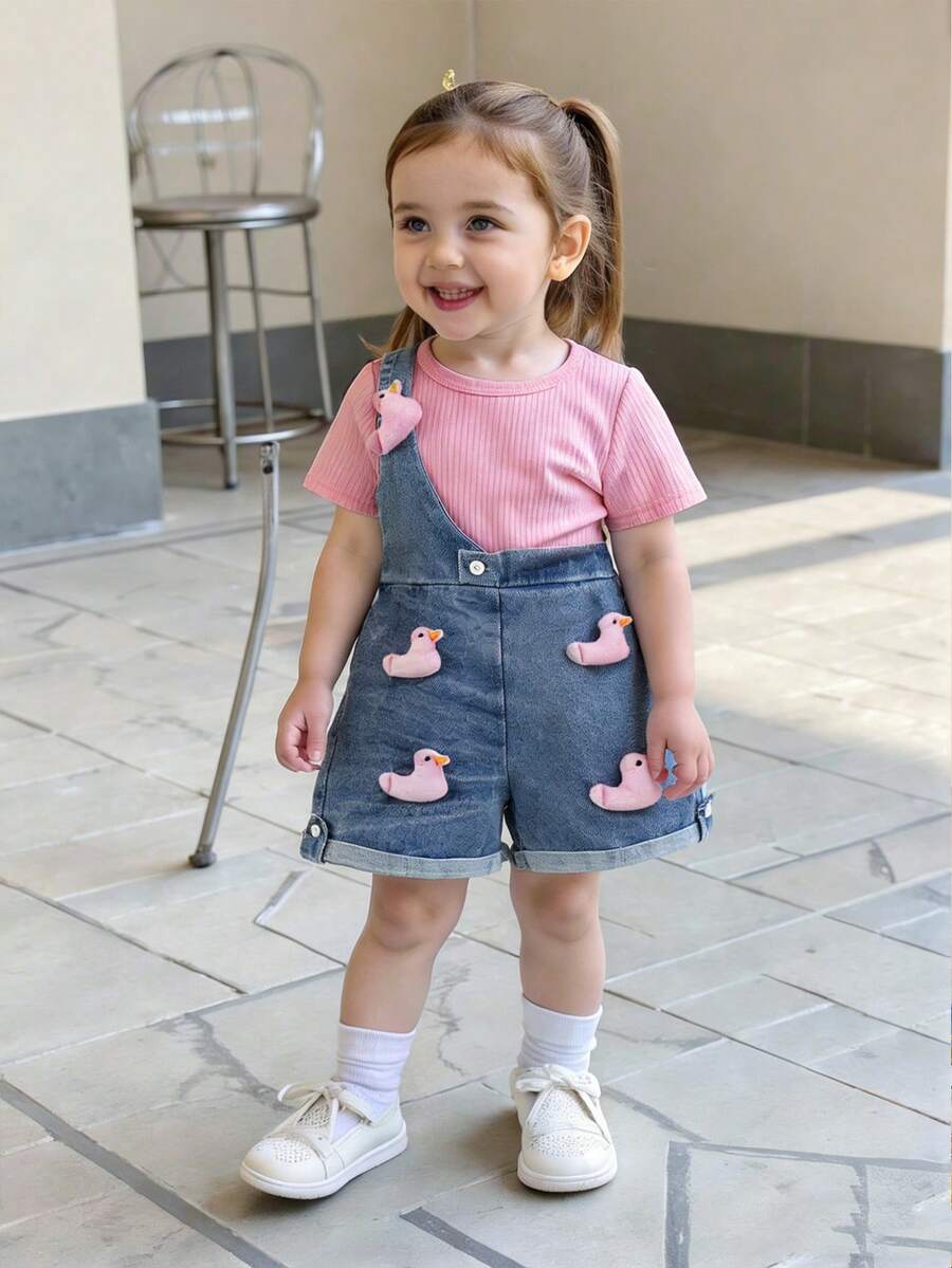 SHEIN Playful Pals 2件套女婴纯白T恤+卡通鸭子图案牛仔背带短裤套装，可爱百搭舒适弹力腰卷边短裤，夏季设计 - 粉色 - 查看 1