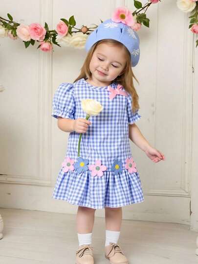 Chiếc váy liền thân cho bé gái màu be nhẹ nhàng này có cổ tròn cổ điển, tay phồng dễ thương, cùng viền tay và gấu váy xếp ly tinh tế, được điểm xuyết bằng những họa tiết hoa ngọt ngào tạo nên vẻ ngoài đáng yêu nhưng vẫn giản dị. Được thiết kế để giúp bé yêu của bạn tỏa sáng như một nàng công chúa Ả Rập, chiếc váy này hoàn hảo cho các buổi tiệc, liên hoan và các dịp đặc biệt khác.