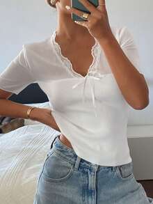 DAZY Áo dệt kim ngắn tay nhẹ, cổ chữ V, phối ren tương phản, nơ, thích hợp cho nữ, đi nghỉ mát, mùa hè. - trắng - Xem 2