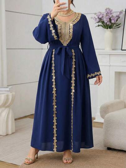 Al Najma Đầm dài tay dáng rộng màu trơn, trang trí hoa thêu vàng ở cổ áo, thích hợp cho kỳ nghỉ.