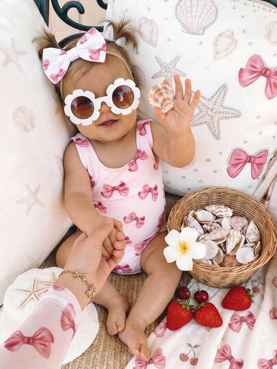 SHEIN Traje de baño de una pieza ajustado, estampado con moños en rosa y estilo retro, adecuado para vacaciones en la piscina, para niñas pequeñas, minimalista y casual, para sesión de fotos en la playa, a juego con mamá, primer viaje a la playa, vacaciones de verano, traje de baño estético, fiesta en la piscina, campamento de verano, estilo Cottagecore