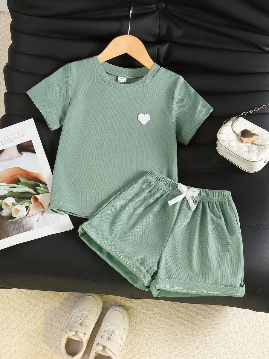 SHEIN 女童可爱爱心刺绣针织短袖T恤套装,时尚休闲运动装,适合日常、户外、度假穿着 - 綠色 - 查看 1