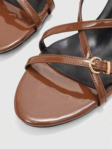 CUCCOO BIZCHIC 女士酒红色漆皮细高跟凉鞋，交叉绑带金属扣设计，适合职场通勤、约会、轻奢晚宴、复古时尚场合。 - 咖啡棕 - 查看 4