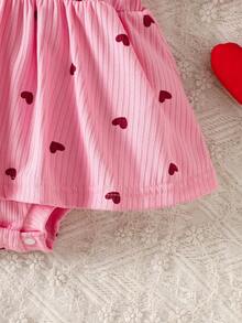 SHEIN Vestido de pelele con estampado de corazón y volantes para bebé niña - Rosa - Ver 3